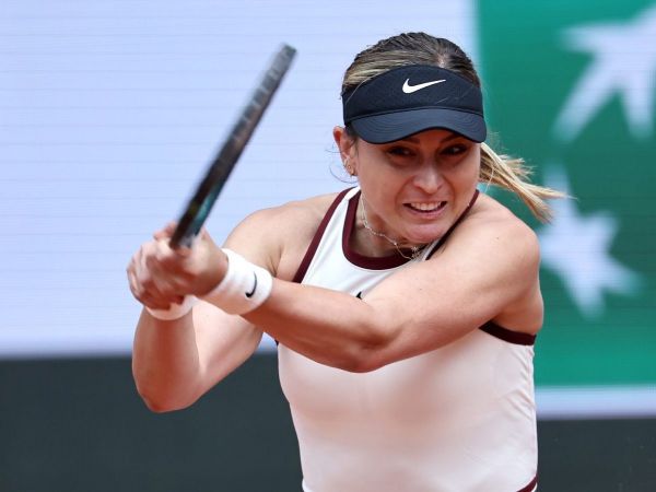 Paula Badosa disputando un punto en la primera ronda de Roland Garros