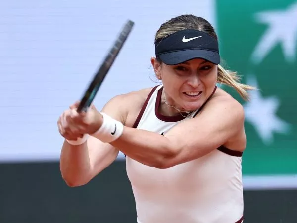 Paula Badosa disputando un punto en la primera ronda de Roland Garros