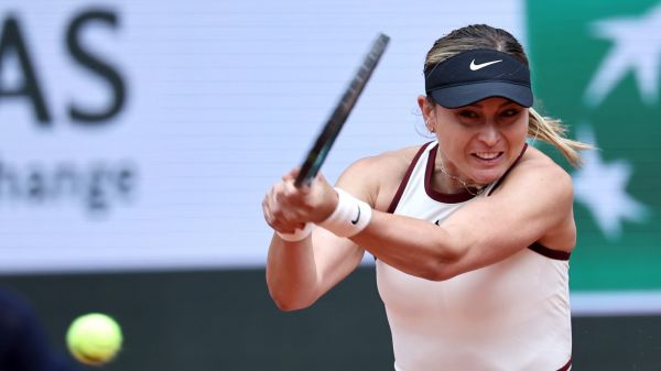 Paula Badosa disputando un punto en la primera ronda de Roland Garros