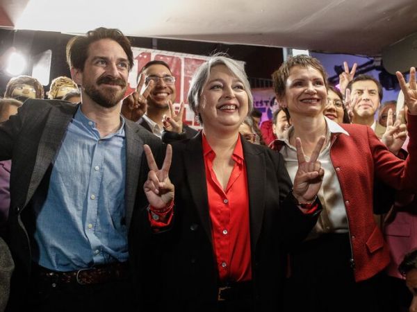 Jeannette Valencia junto a Carolina Tohá y Gonzalo Winter