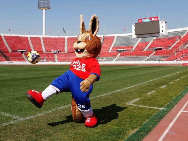 La mascota del Mundial Sub 20 en el Estadio Nacional
