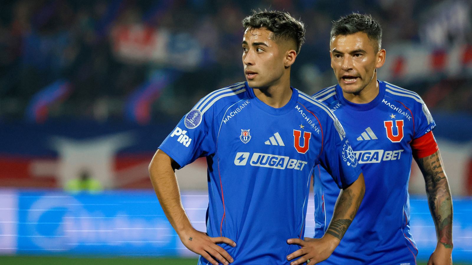 Lucas Assadi y Charles Aránguiz jugando frente a Independiente por la Copa Sudamericana en el Estadio Nacional