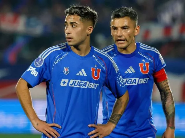 Lucas Assadi y Charles Aránguiz jugando frente a Independiente por la Copa Sudamericana en el Estadio Nacional