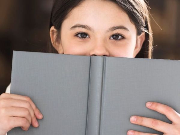 Joven japonesa leyendo un libro