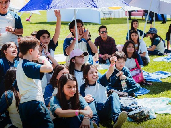 Niños y niñas disfrutando Futuristas en años anteriores de la versión.