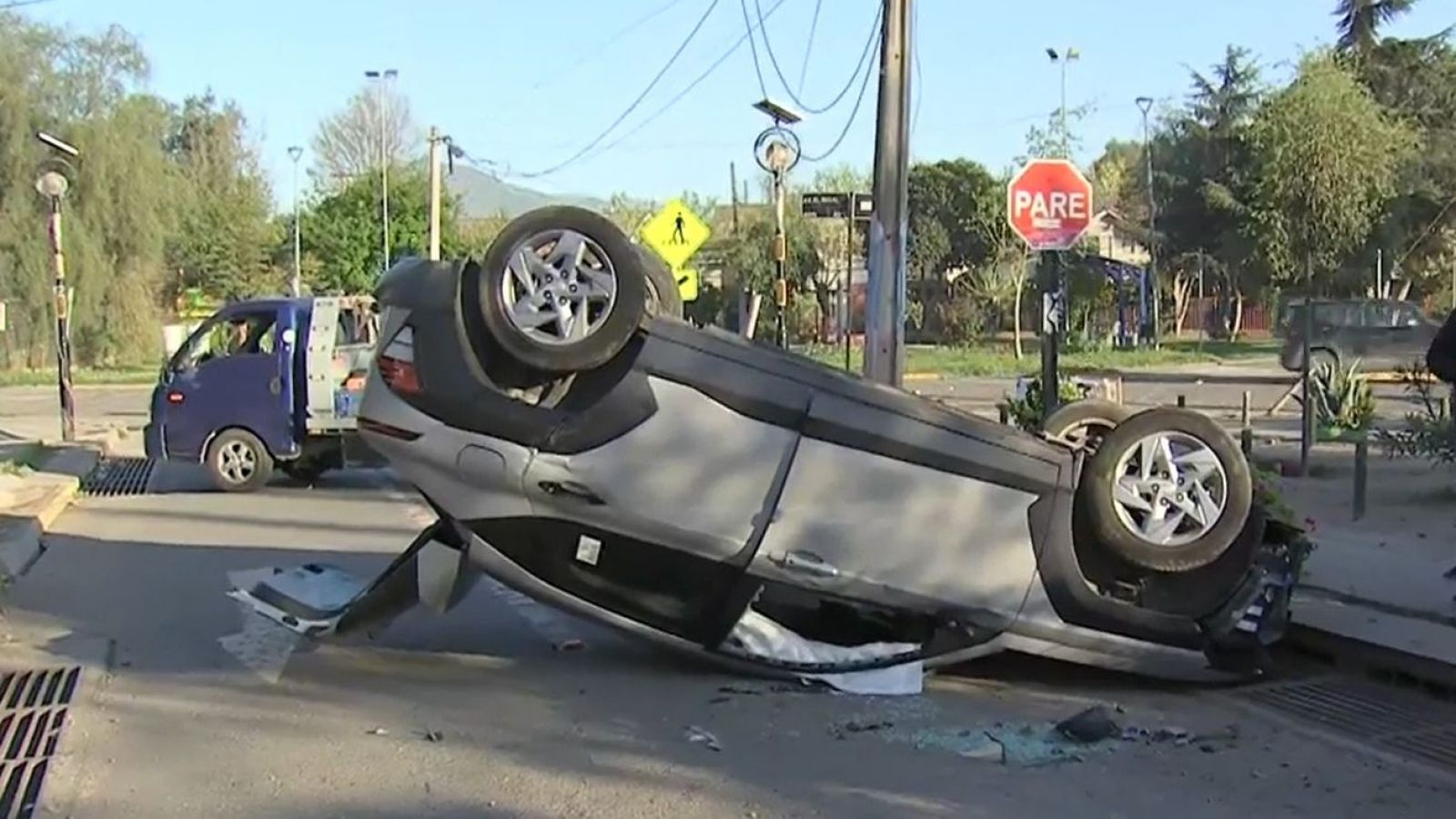 Hombre quiso evitar hoyo en Maipú y terminó volcado