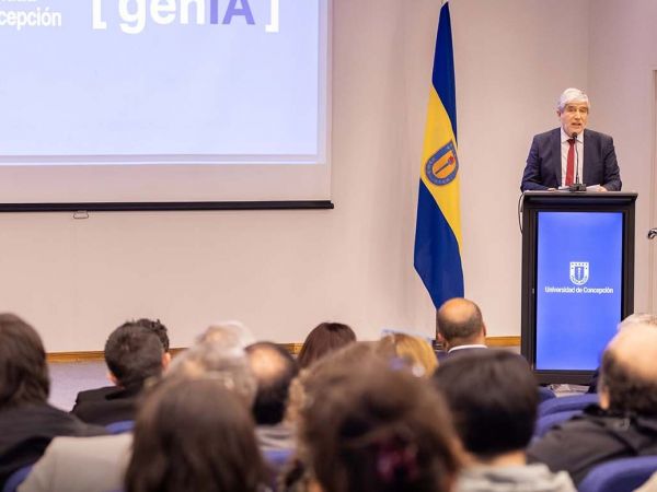 Rector Carlos Saavedra presentando [genIA].