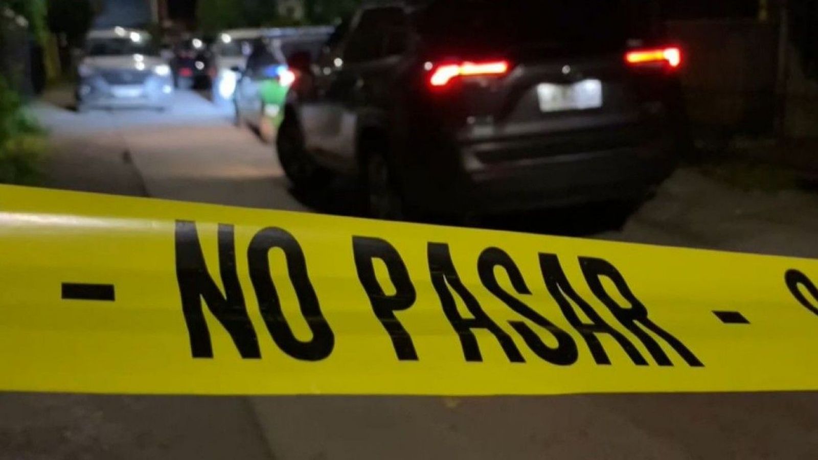 Patrulla de Carabineros con cinta de "No pasar".