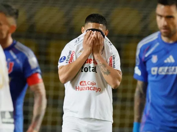 Jugador de Alianza Lima lamentándose tras ser eliminado por la Universidad de Chile de la Copa Sudamericana