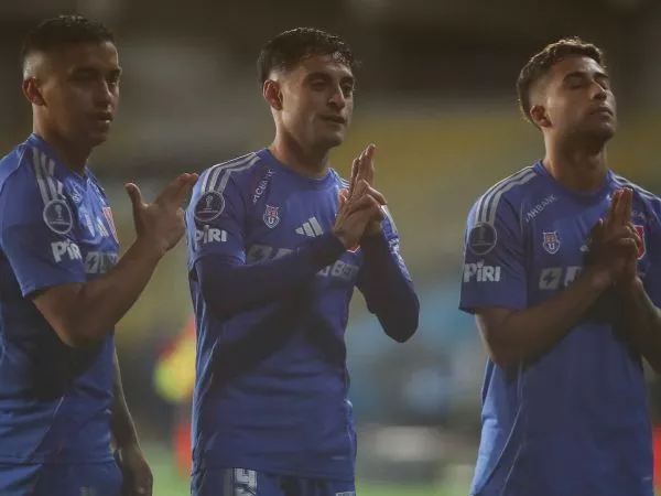 Nicolás Guerra, Javier Altamirano y Lucas Assadi celebrando un gol ante Alianza Lima