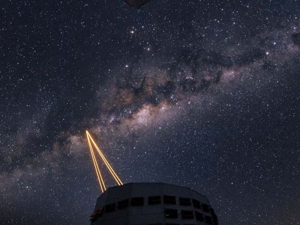 Vista del Observatorio Paranal bajo los cielos nocturnos del desierto de Atacama, zona amenazada por la contaminación lumínica.
