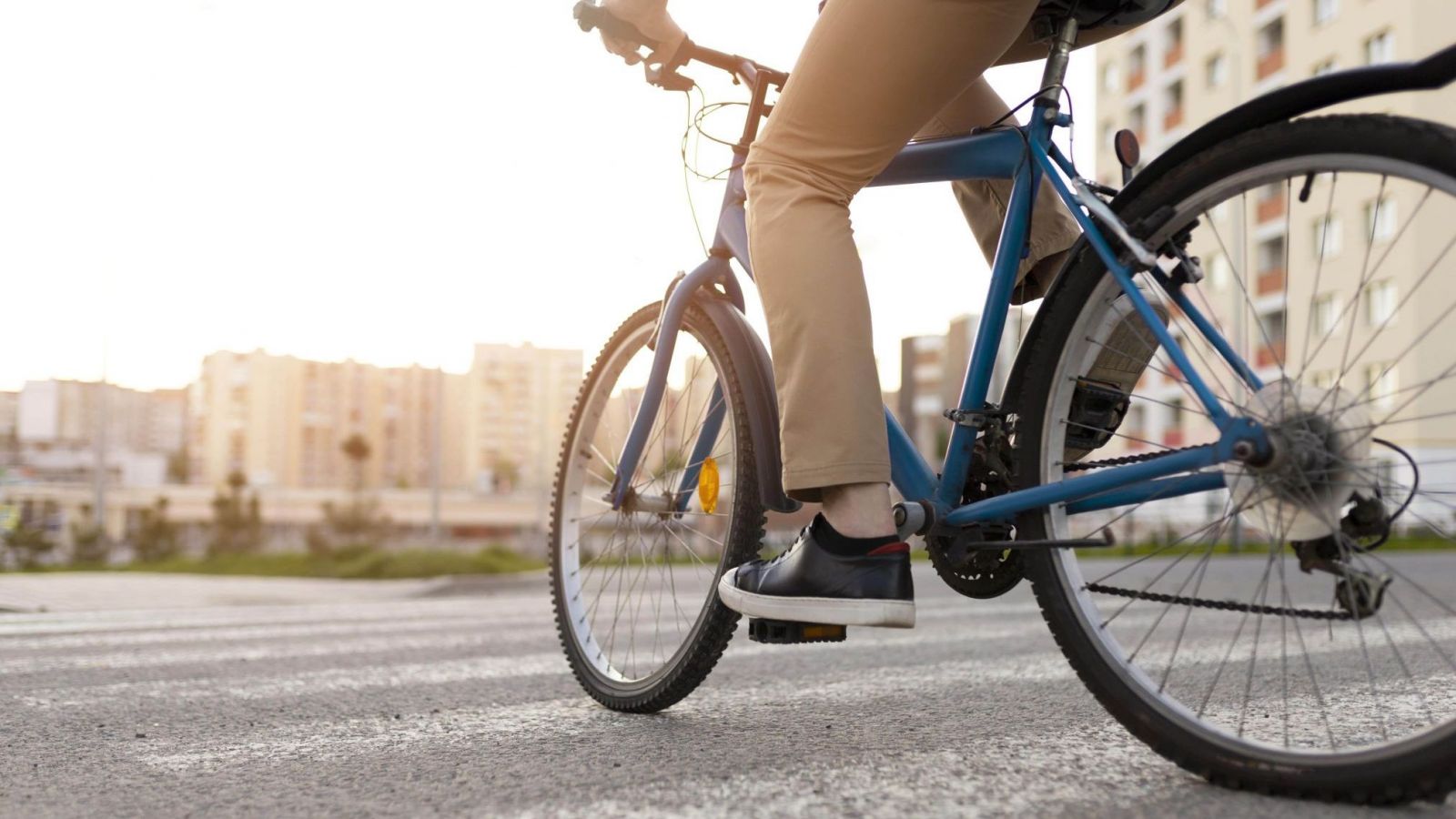 Persona circulando en bicicleta.