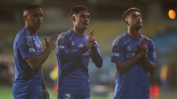 Nicolás Guerra, Javier Altamirano y Lucas Assadi celebrando un gol ante Alianza Lima