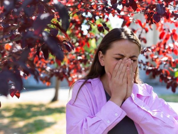 Mujer con alergia en el parque