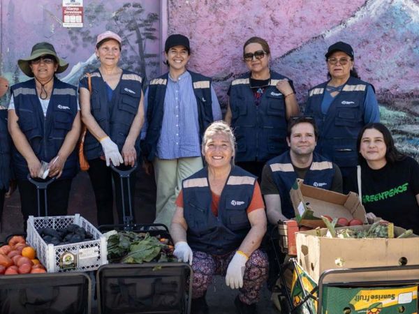 Voluntarios cocinan alimentos descartados de ferias libres para transformarlos en almuerzos comunitarios en Chile.