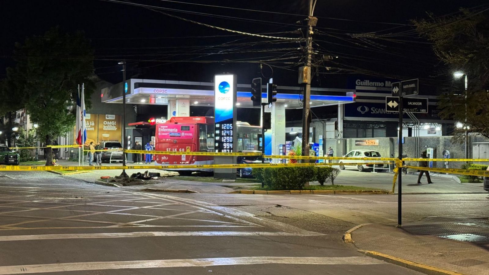 Zona del accidente en bencinera de Providencia.