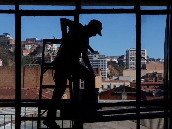 Desempleo en Chile da un respiro y baja 0,3% en trimestre junio - agosto