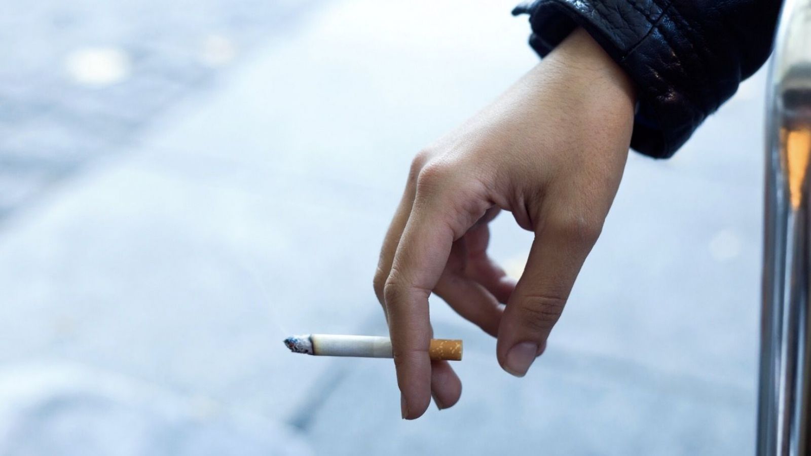 Mano con un cigarro
