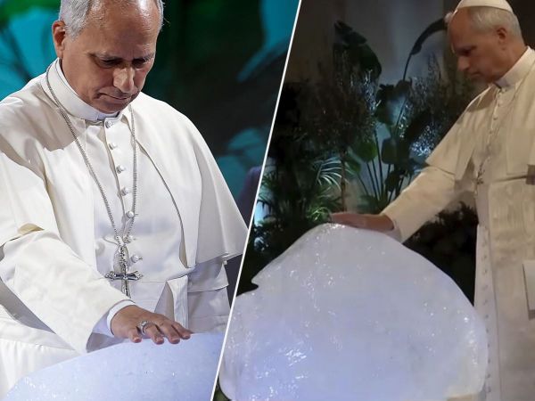 Papa León bendice un bloque de hielo