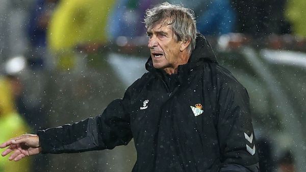 Manuel Pellegrini dirigiendo un partido del Real Betis