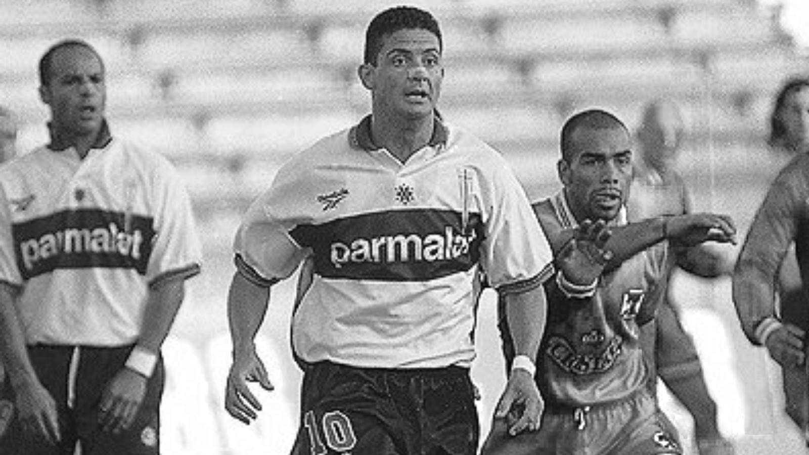 Edú Manga en su etapa como jugador de Universidad Católica en 1998