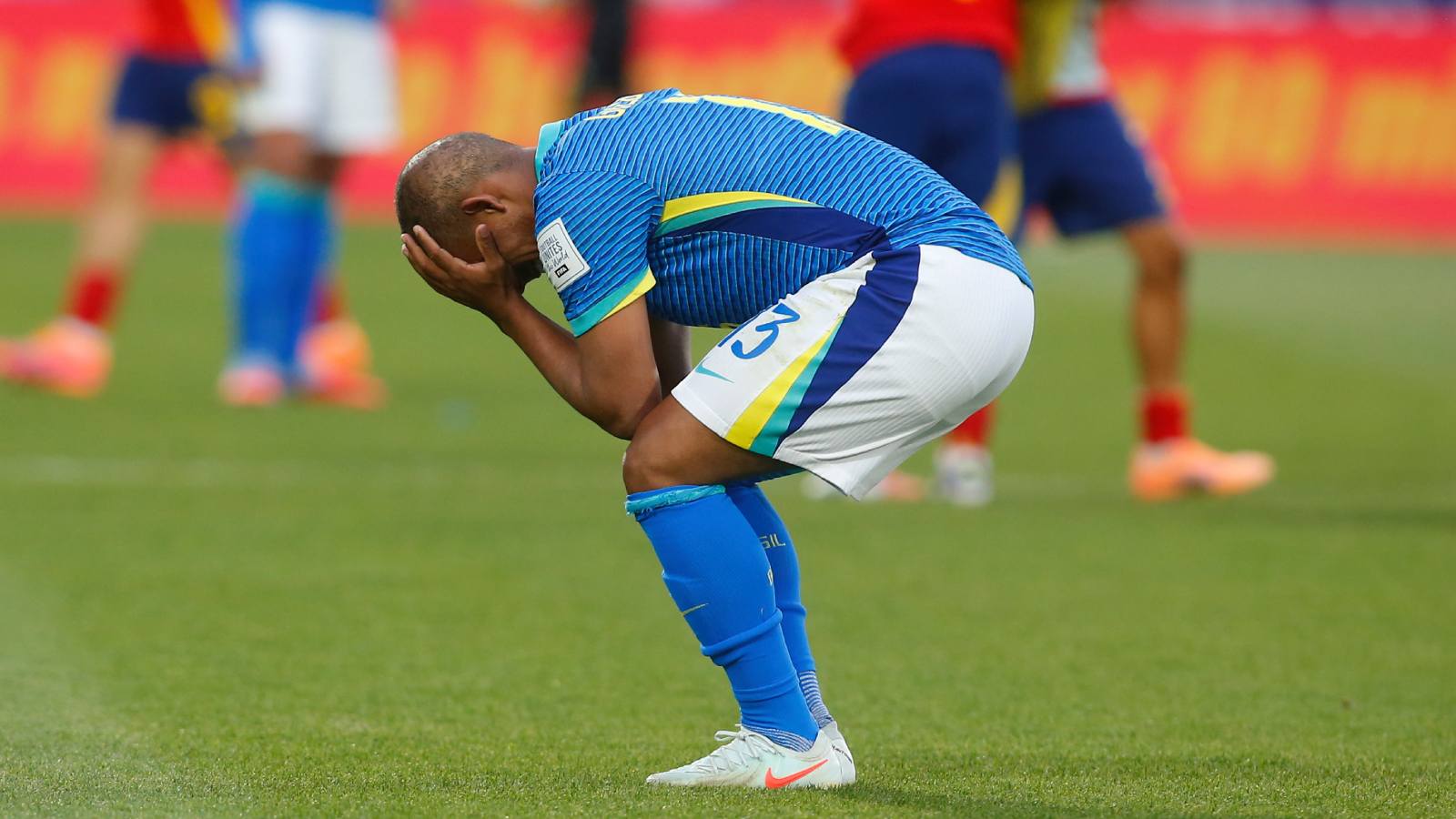 Jugador de Brasil lamentándose