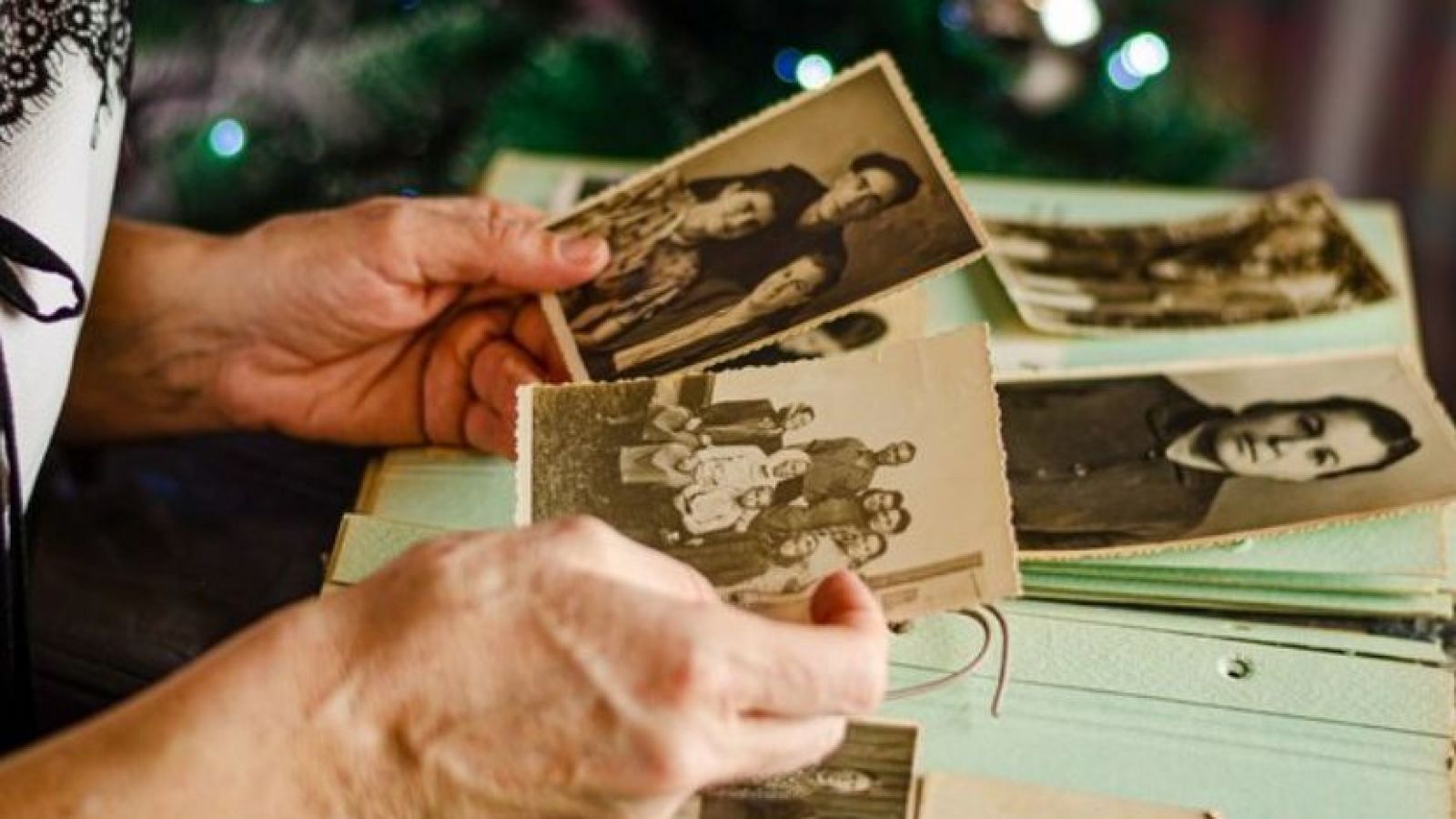 cerebro con una luz de recuerdos.