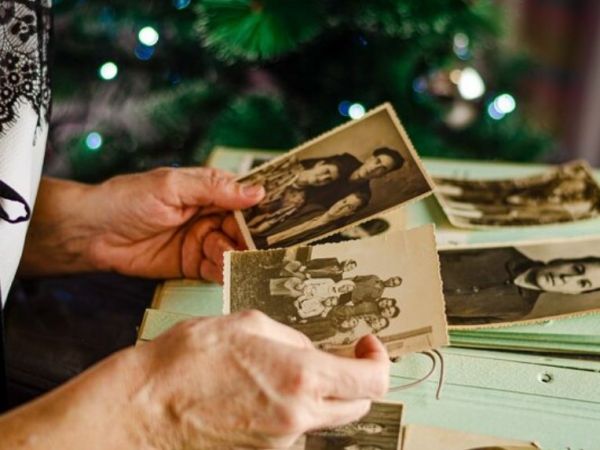 cerebro con una luz de recuerdos.