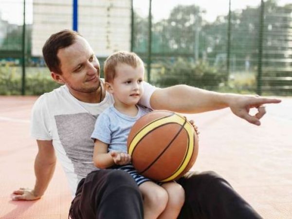 Padre e hijo haciendo deporte