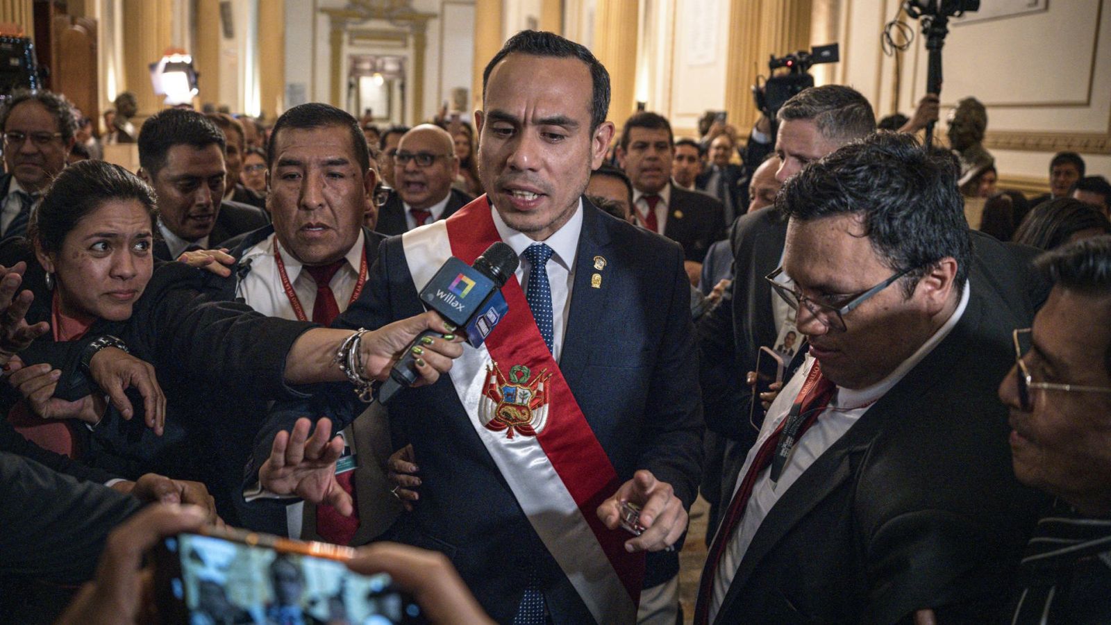 Presidente de Perú: "Vamos a intentar cambiar los errores que haya cometido el Estado"