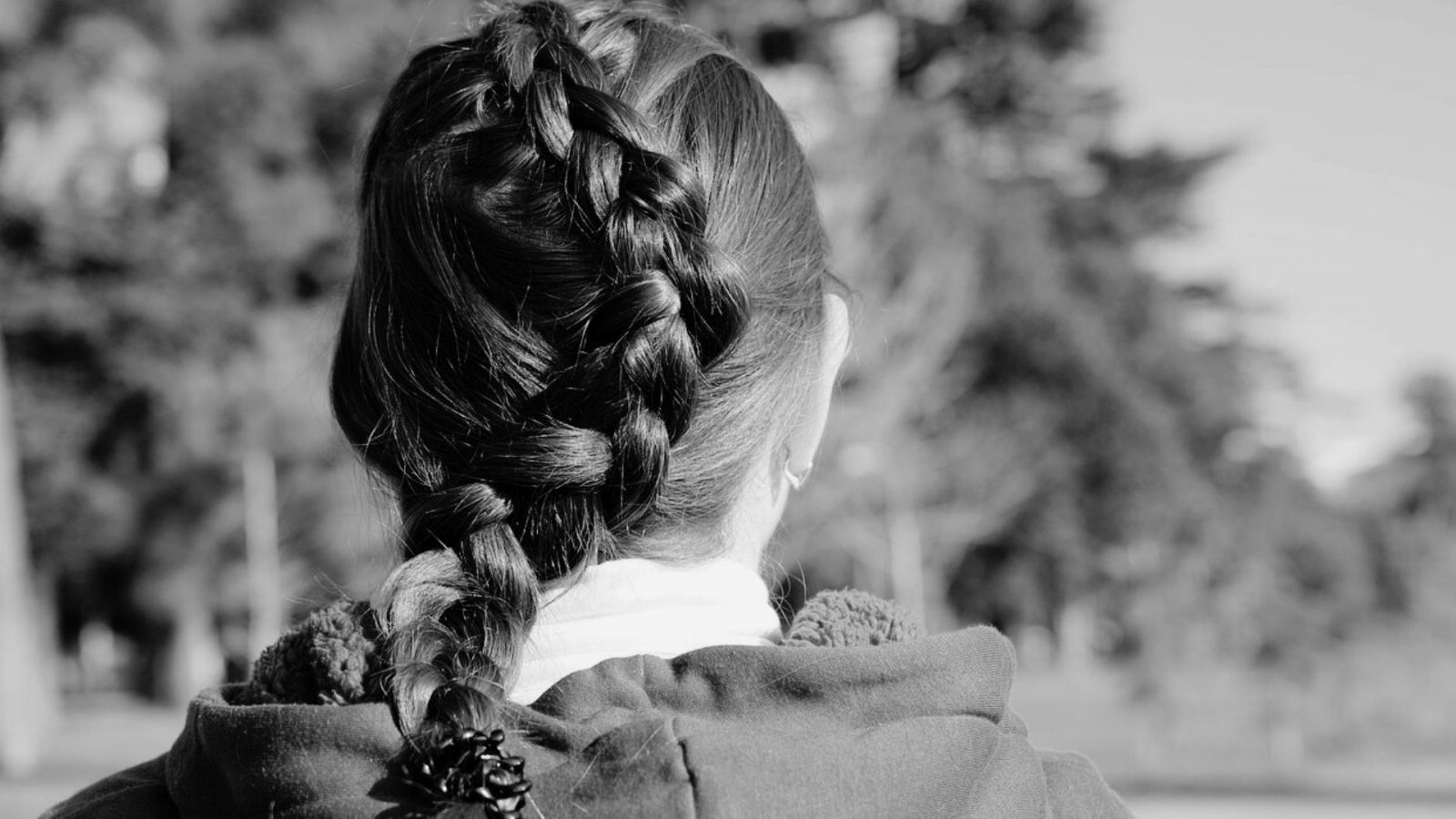 Niña de espalda referencial