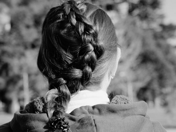 Niña de espalda referencial