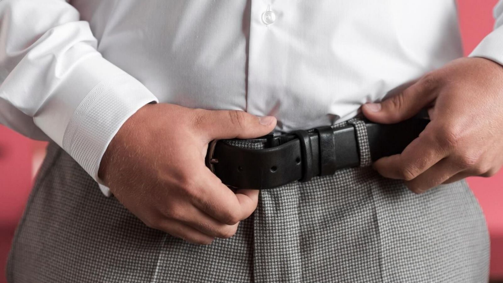 Hombre usando cinturón