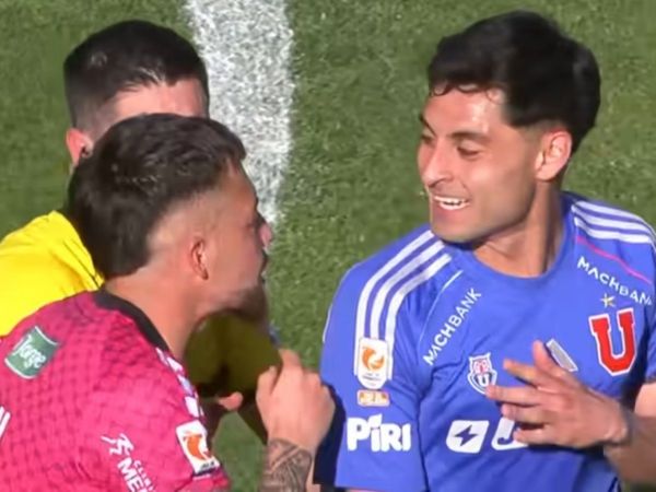 Javier Altamirano y Jason León discuten en el triunfo 2-1 de Universidad de Chile sobre Palestino