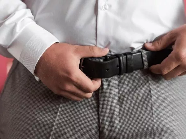 Hombre usando cinturón