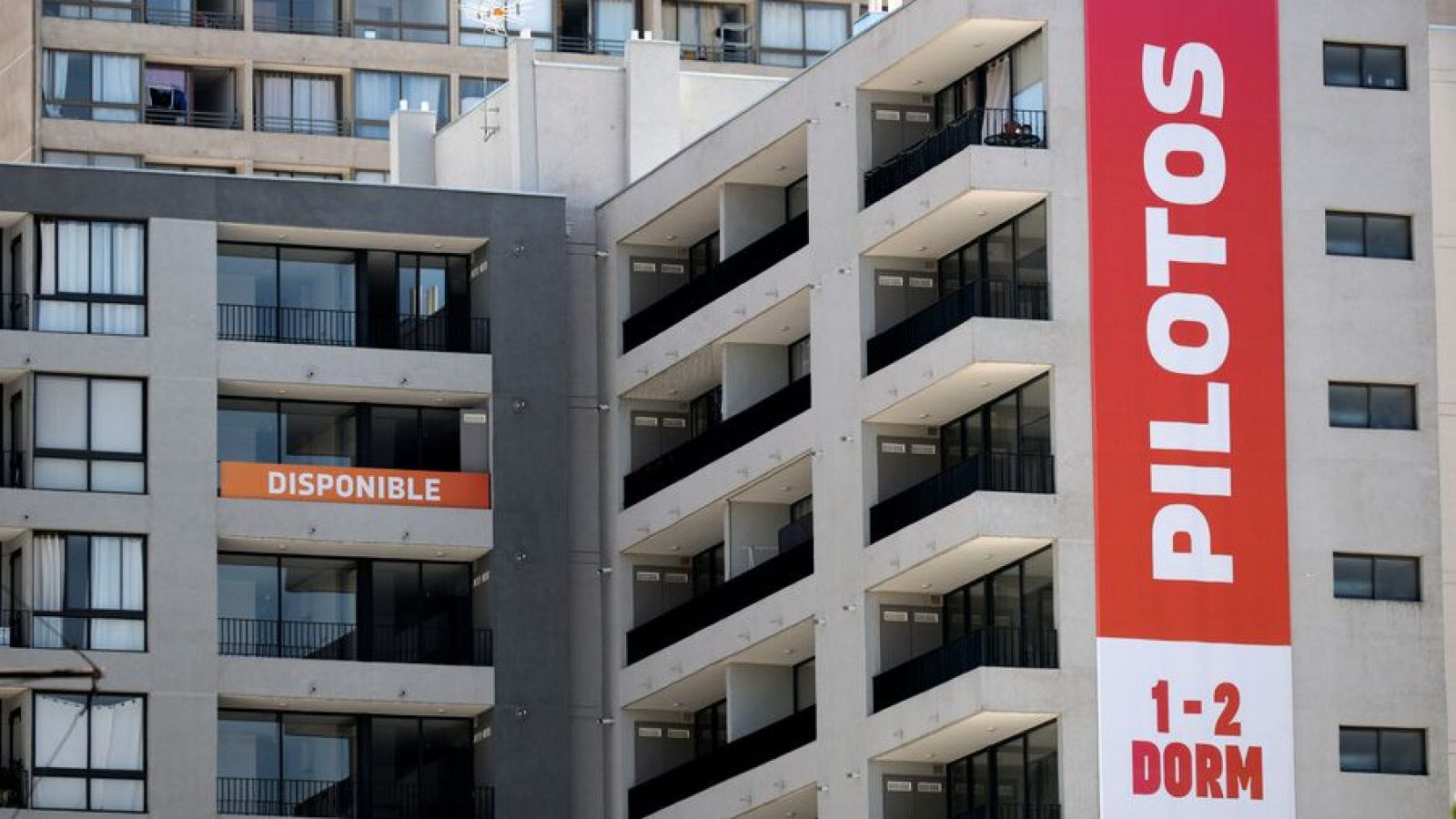 Edificio con departamentos piloto. Black Inmobiliario