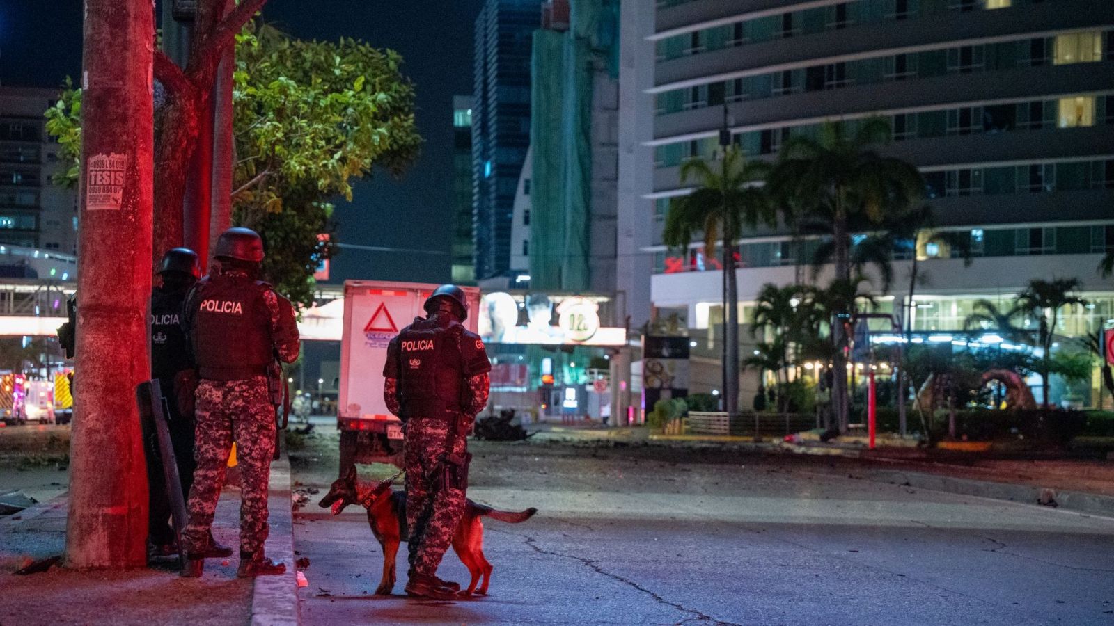 Lugar del atentado en Ecuador junto a la policía.