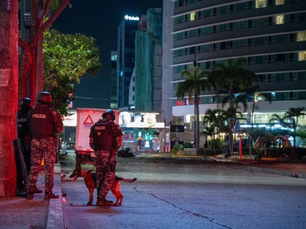Lugar del atentado en Ecuador junto a la policía.