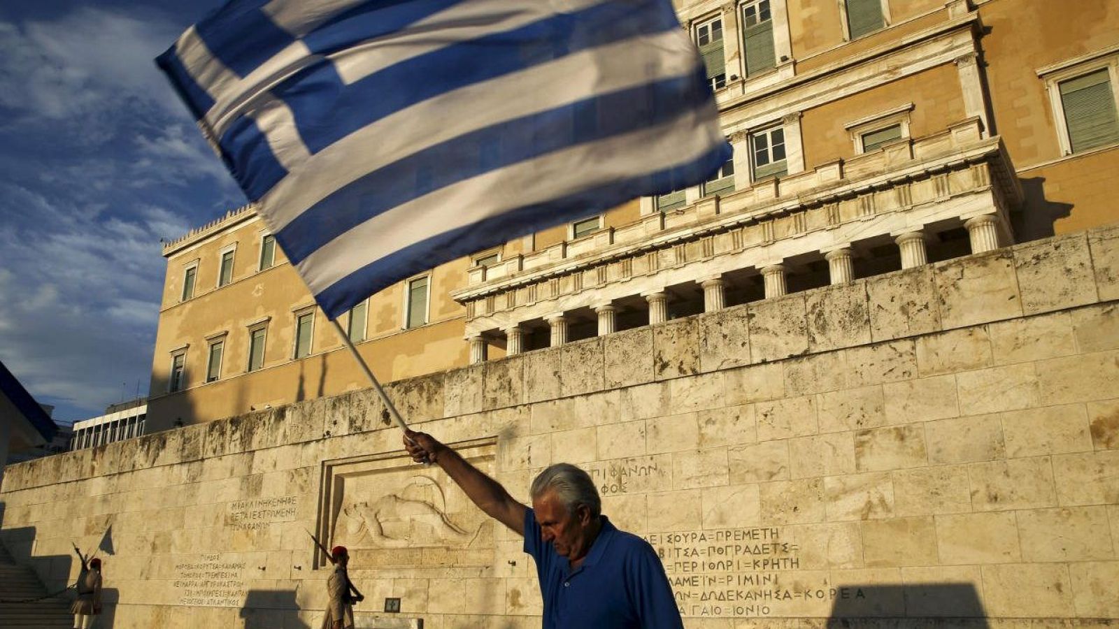 Grecia aprueba aprueba extender jornada laboral hasta las 13 horas diarias