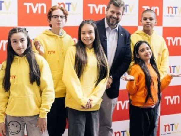 Niñas y niños entrevistan a Johannes Kaiser en Punto de Prensa