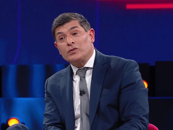 Parisi por overoles blancos