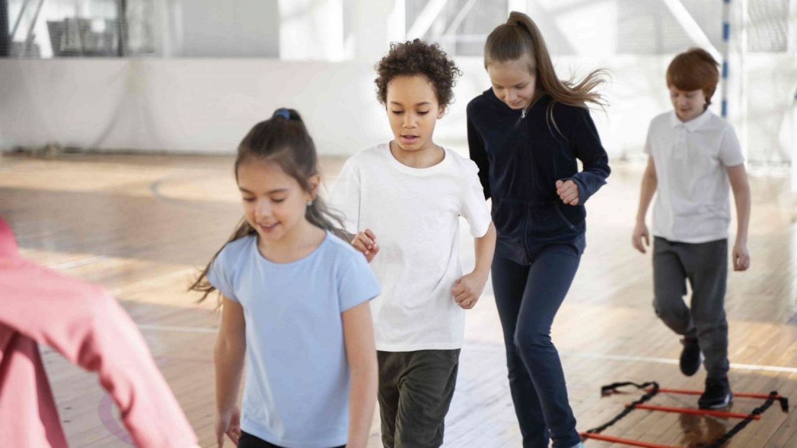 Escolares haciendo actividad física