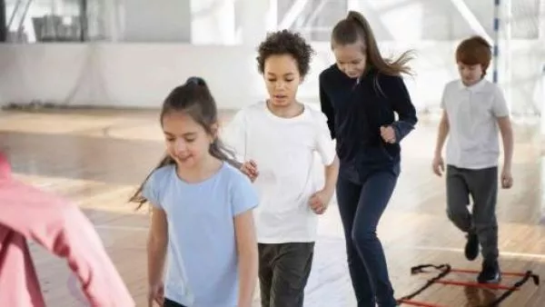 Escolares haciendo actividad física