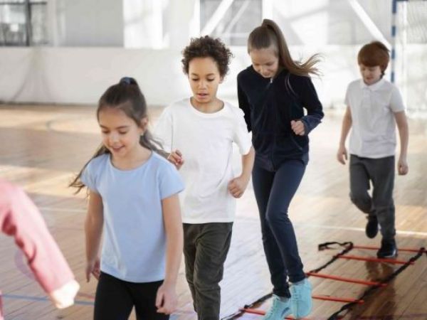 Escolares haciendo actividad física