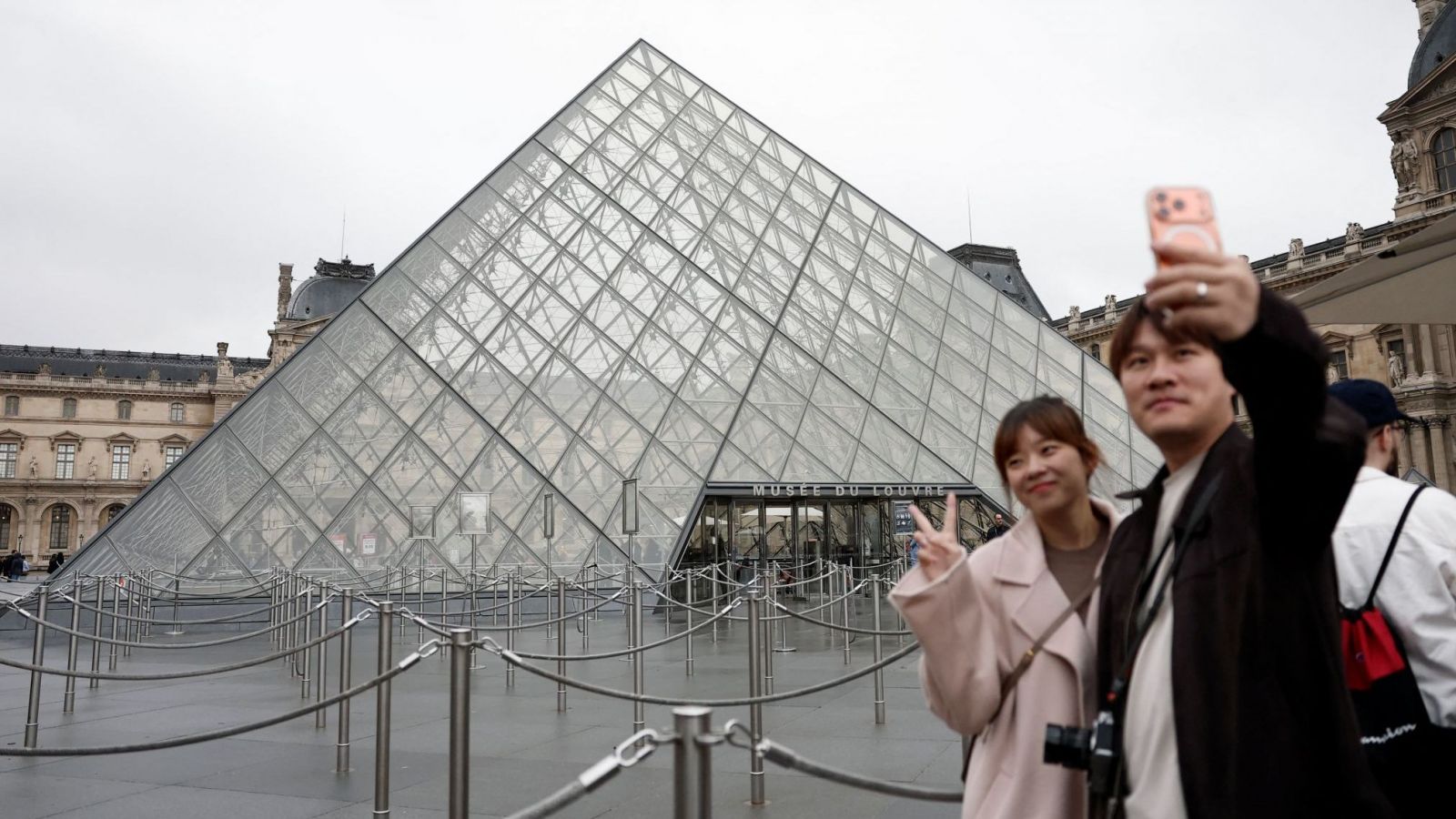 Museo de Louvre permanecerá cerrado este lunes