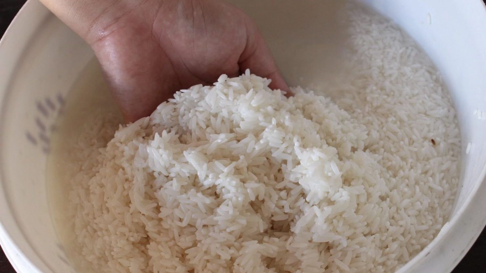 Persona lavando el arroz