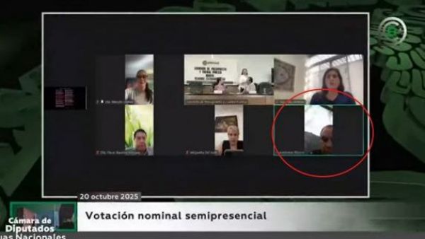 Diputado mexicano jugando pádel en sesión del Congreso mxicano