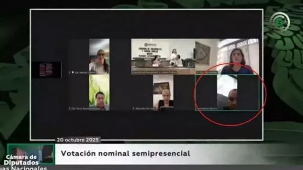 Diputado mexicano jugando pádel en sesión del Congreso mxicano