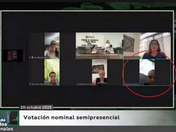 Diputado mexicano jugando pádel en sesión del Congreso mxicano