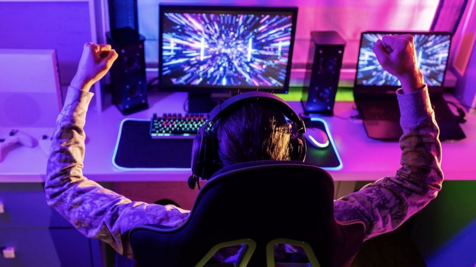 Niño rata. Niño gamer jugando en un computador